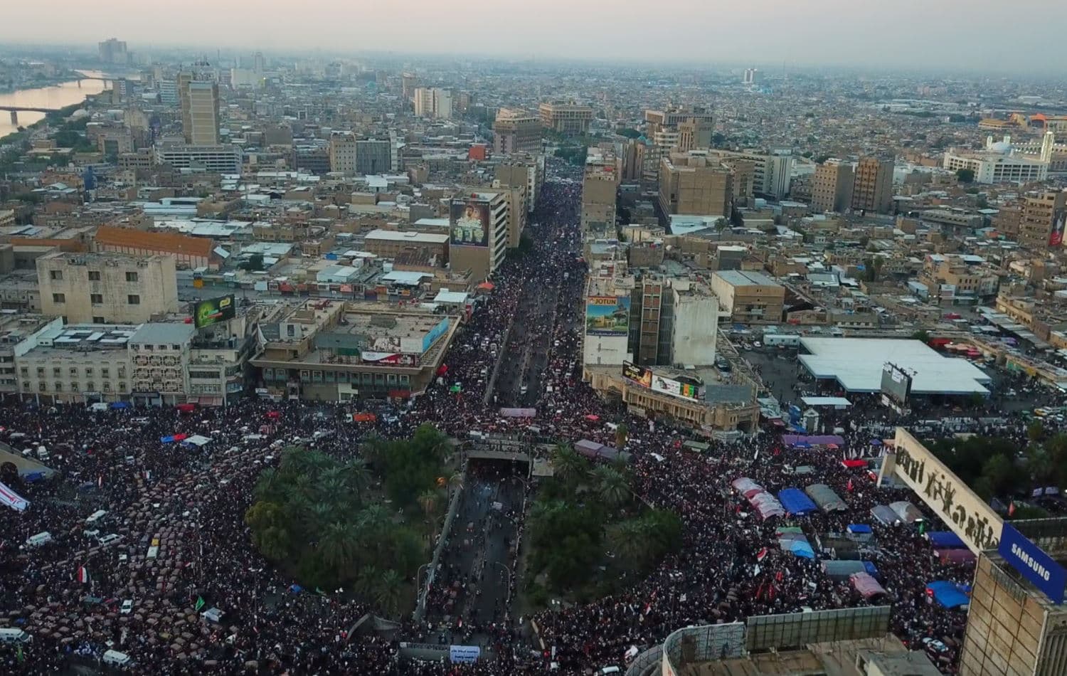 Tahrir Square protesters hold their ground amidst Iraqi security force fire
