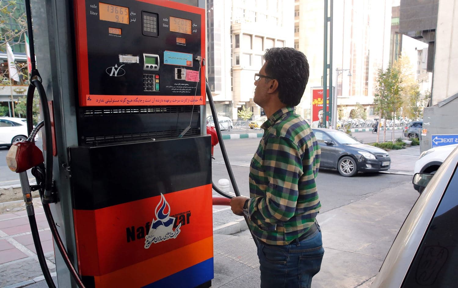 Iranians fill their vehicles at a petrol station in Tehran, on November 15, 2019. Photo: AFP