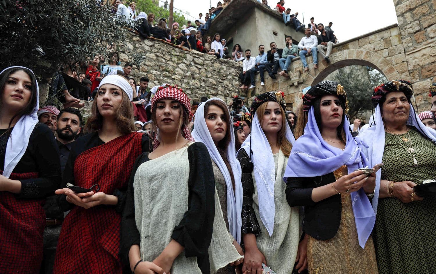 27 jinên Kurdên Êzidî ligel zarokên xwe gihîştine Parîsê