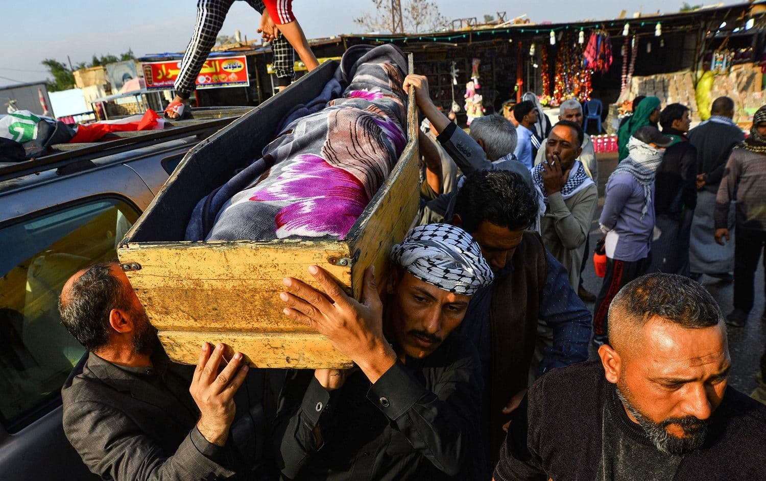 Iraqi mourners carry the coffin of an anti-government protester killed in Nasiriyah during a funerary procession in the city of Najaf on November 28, 2019. Photo: AFP / Haidar Hamdani