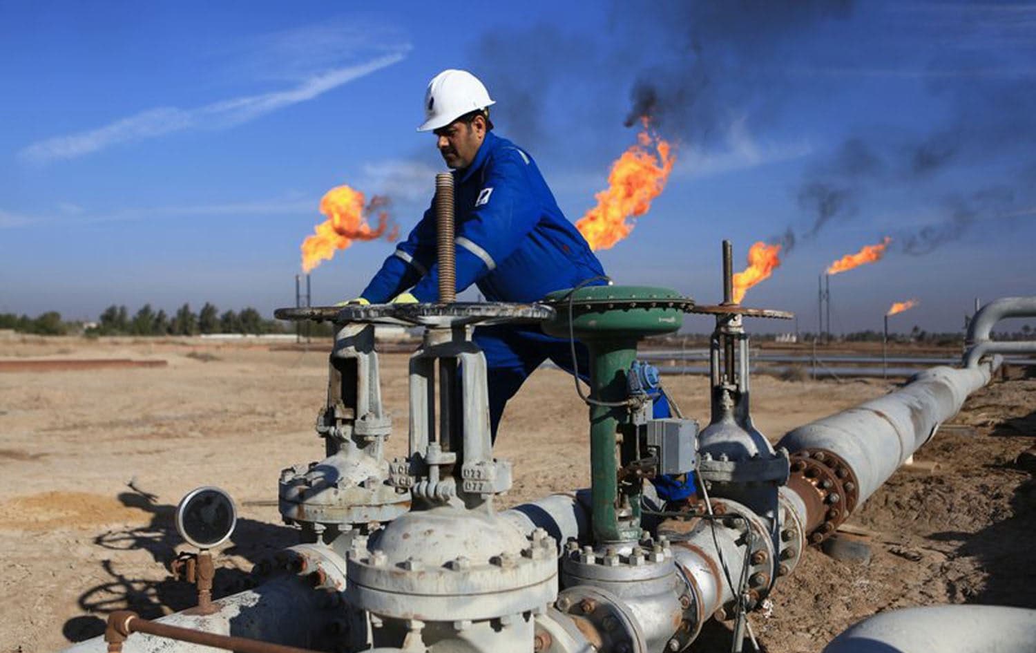 An Iraqi worker operates valves in Nihran Bin Omar field north of Basra, Iraq, January 12, 2017. File photo: Nabil al-Jurani / AP 