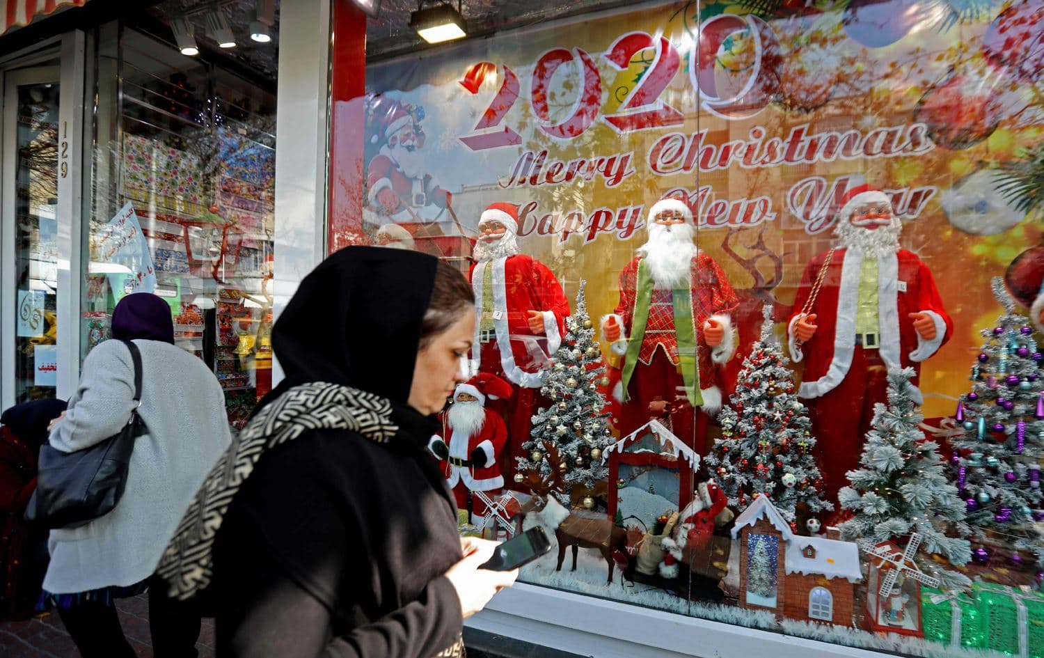 ژنێک لە تاران لە بازاڕی فرۆشتنی کەلوپەلی کریسمس. وێنە: AFP