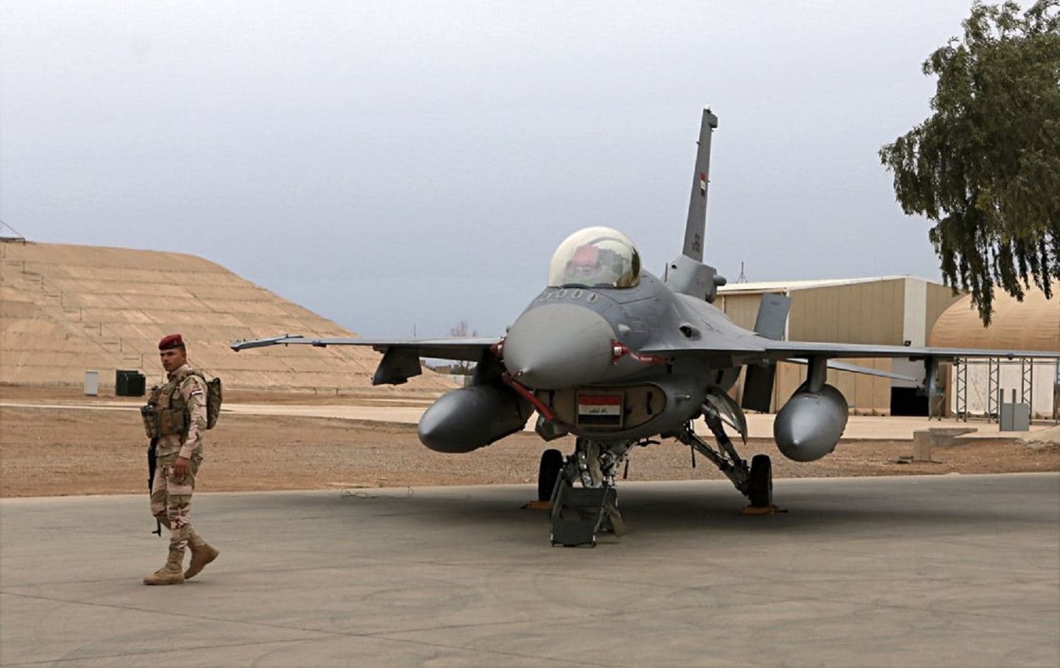 An Iraqi army soldier stands guard near a US-made Iraqi Air Force F-16 fighter jet at al-Balad airbase on February 13, 2018. File photo: Khalid Mohammed / AP