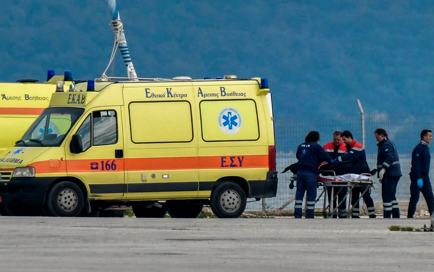 Medical staff transfer the body of a migrant into an ambulance at the port of Preveza, Greece on January 11, 2020, after a boat carrying asylum-seekers sank, killing at least 12 people. Photo: Yorgos Eusthanthiou / AFP