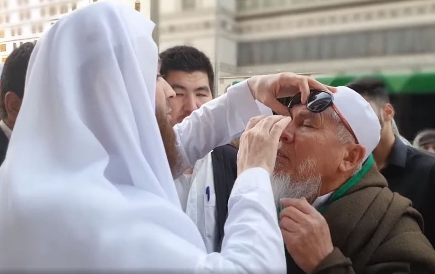 Mullah Ali Kalak, more widely known as Mala Ali Kurdistani, purportedly heals a blind man in the holy Saudi city of Medina on Feburary 9, 2020. Screenshot taken from a video posted to Mala Ali Kurdistani's Facebook page.