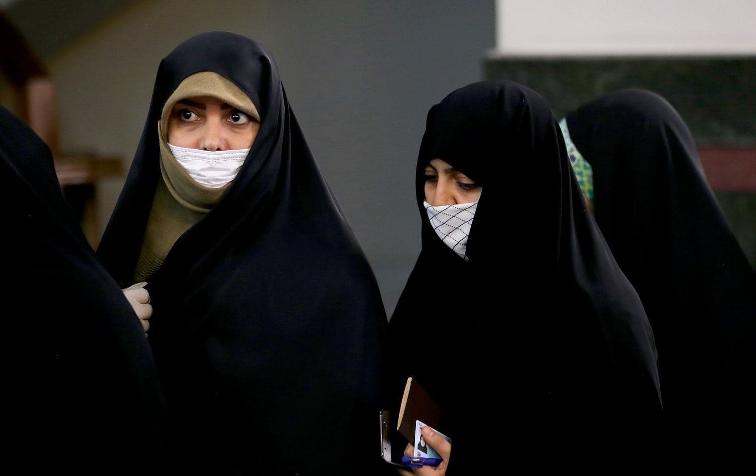 Iranian voters wear masks as they wait to cast their ballots during parliamentary elections at the Shah Abdul Azim shrine on the southern outskirts of Tehran, February 21, 2020. Photo: Atta Kenare / AFP