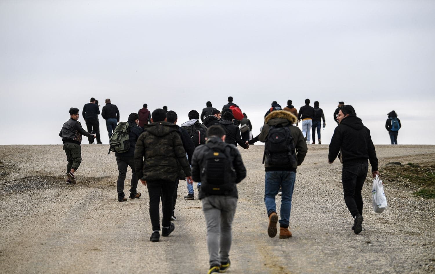 Afghan refugees walk towards Turkey-Greece border at Ipsala district in Edirne Province in northwestern Turkey, on February 28 , 2020. Photo: Ozan Kose/AFP