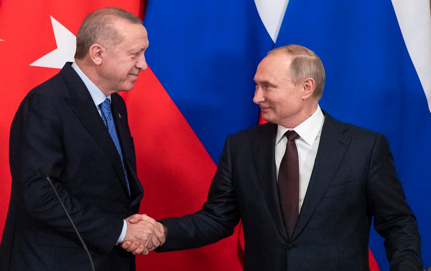 Russian President Vladimir Putin and his Turkish counterpart Recep Tayyip Erdogan shake hands at the end of a joint press statement on March 5, 2020.Photo: Pavel Golovkin/POOL/AFP