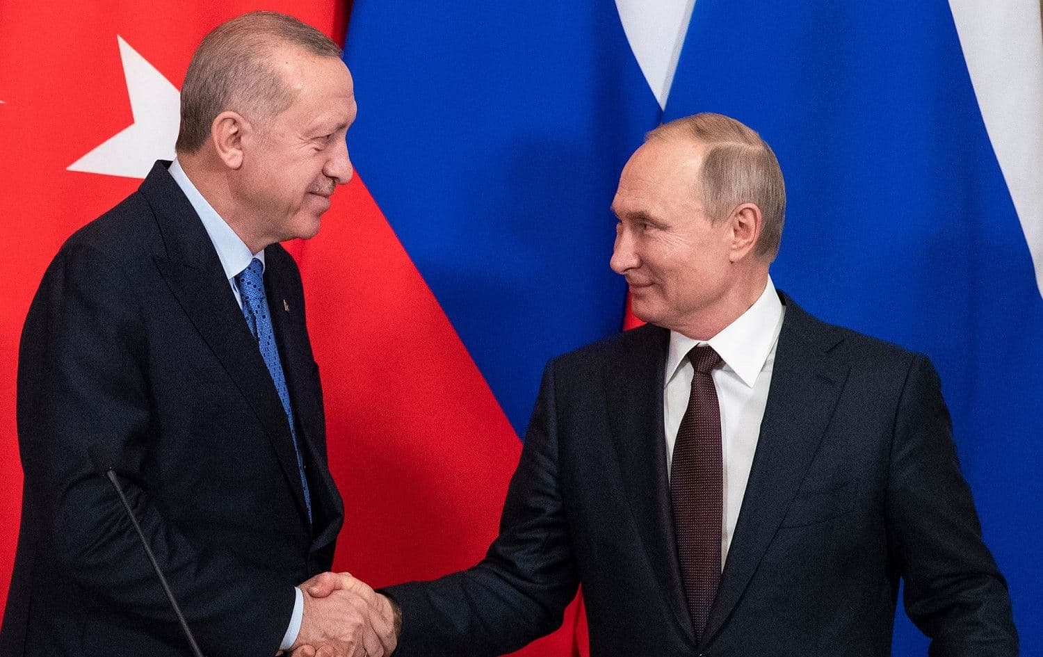 Russian President Vladimir Putin and his Turkish counterpart Recep Tayyip Erdogan shake hands at the end of a joint press statement following their talks at the Kremlin in Moscow on March 5, 2020. Photo: Pavel Golovkin / AFP