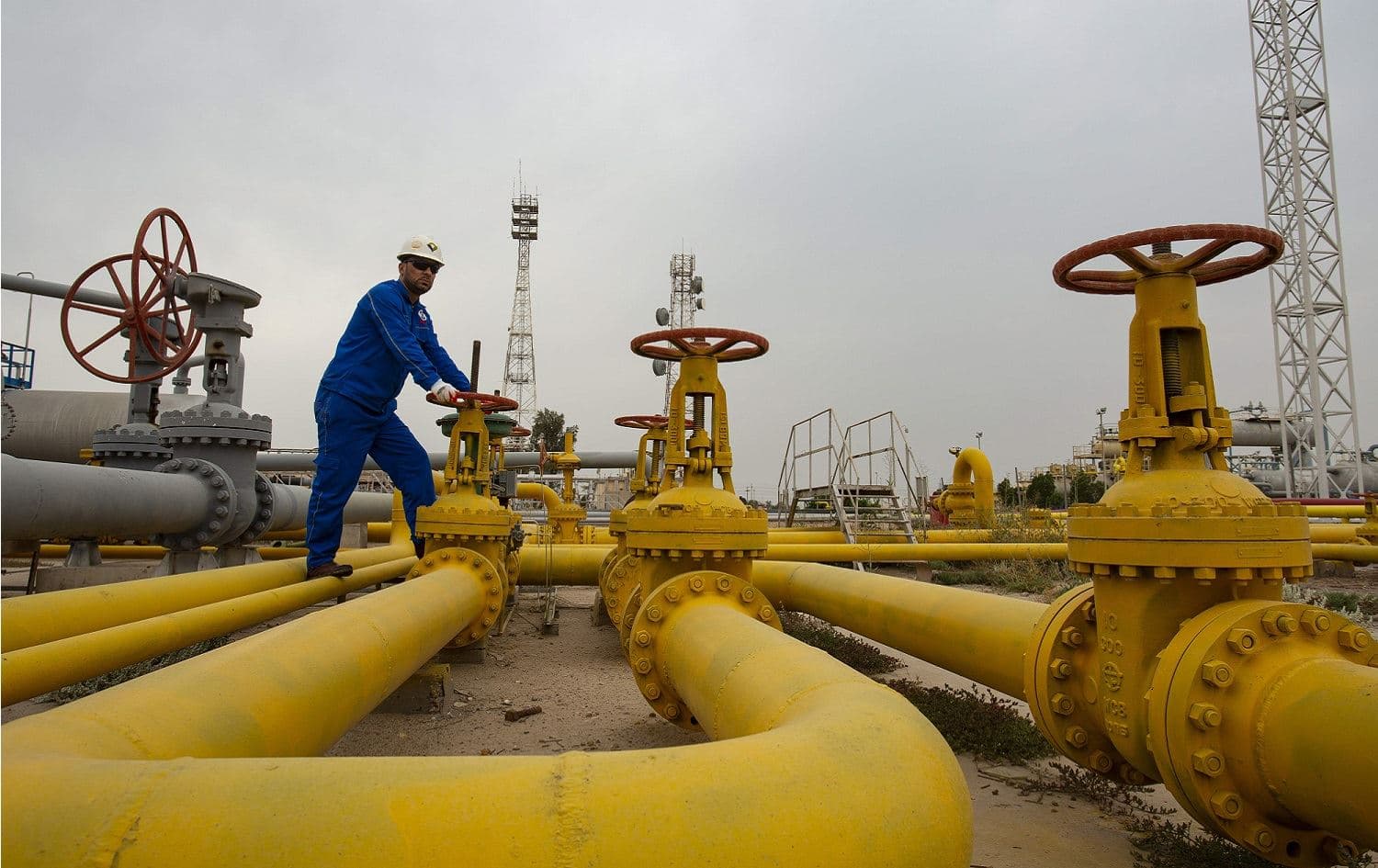 An employee turns a valve at the Nahr Bin Omar natural gas field, north of the southern Iraqi port of Basra, April 21, 2020. Photo: Hussein Faleh / AFP 