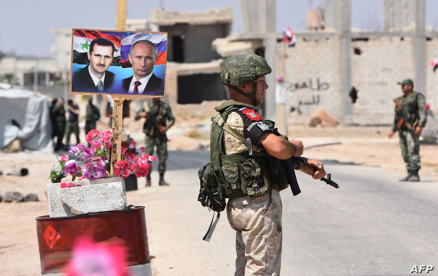 Members of the Russian and Syrian armed forces stand guard at the Abu Duhur crossing, Idlib province on August 20, 2018. Photo:AFP