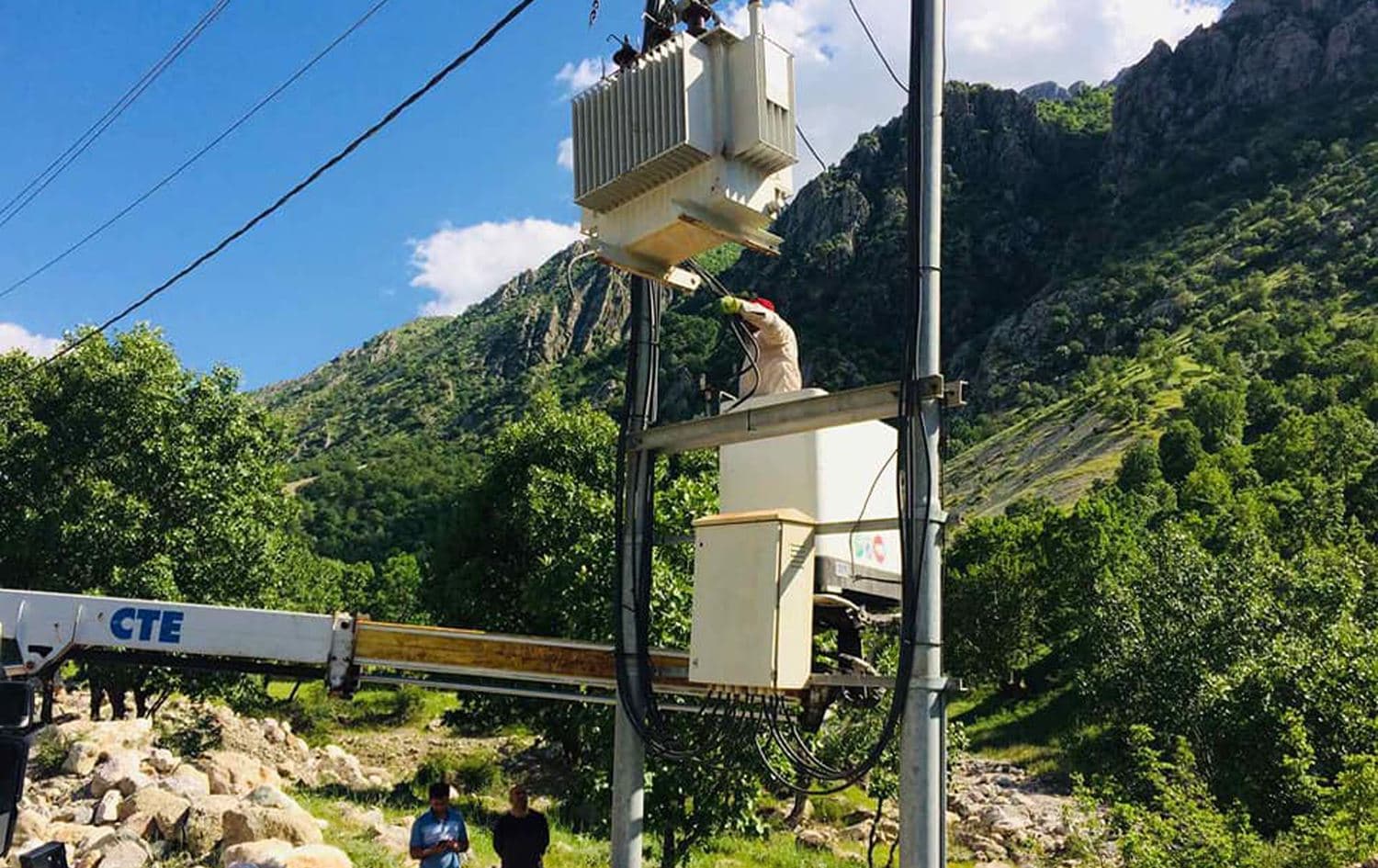 Electricity workers repair a feeder in the Barzan area of Erbil province, May 15, 2020. Photo: KRG ministry of electricity 