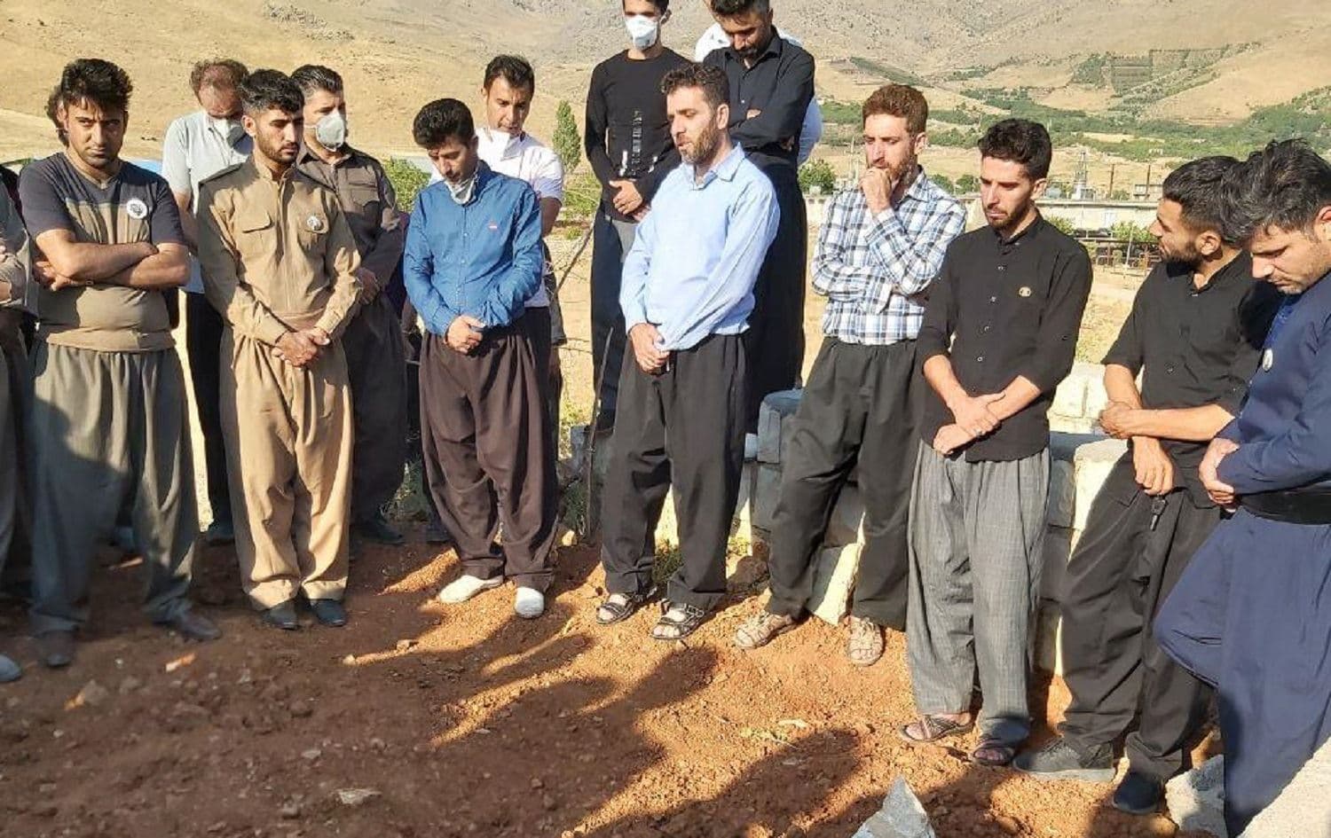 Mourners at the grave of one of the three Kurdish environmental activists who died fighting wildfires in Paveh on June 28, 2020. Photo: Jabar Dastbaz / Rudaw