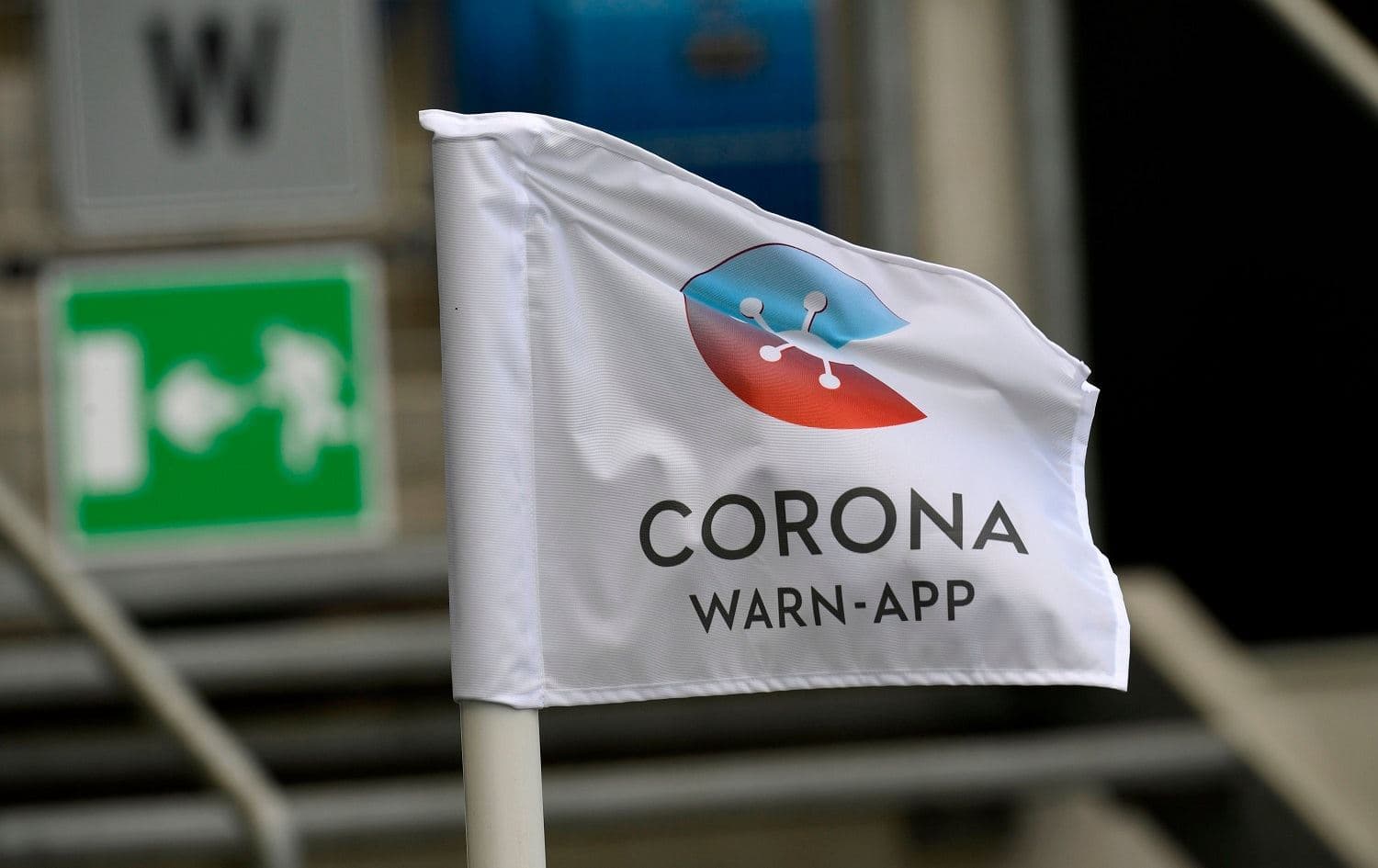 A flag advertising Germany's official 'Corona-Warn-App' is seen in Sinsheim on June 20, 2020. Photo: AFP