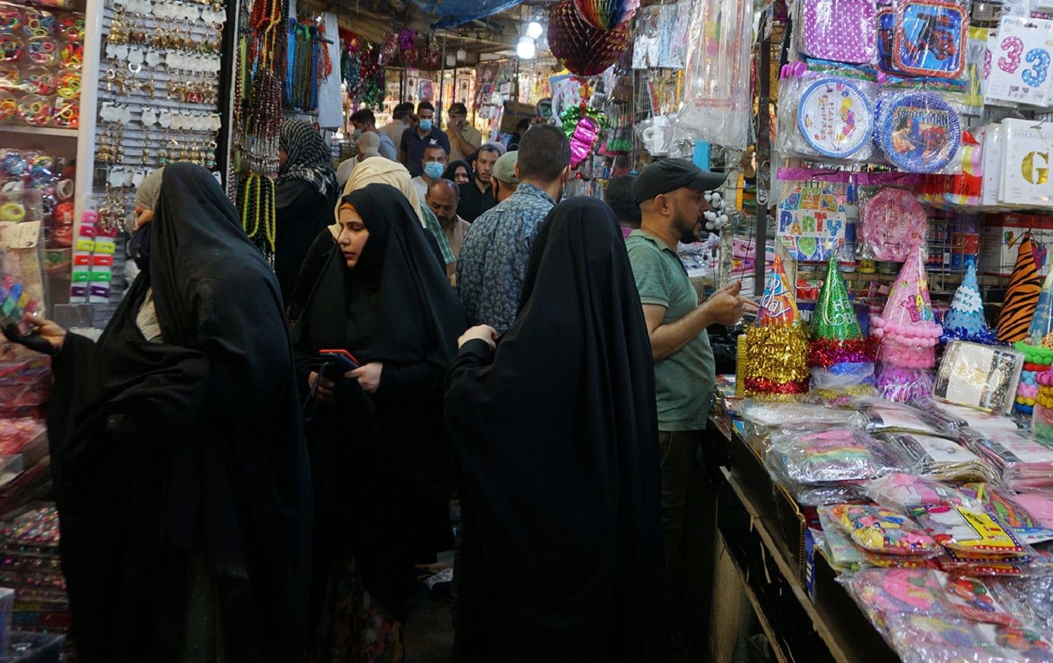 People shop at the Shorja market in central Baghdad ahead of the Muslim Eid al-Adha holiday amid the COVID-19 pandemic, on July 28, 2020. Photo: Sabah Arar/AFP