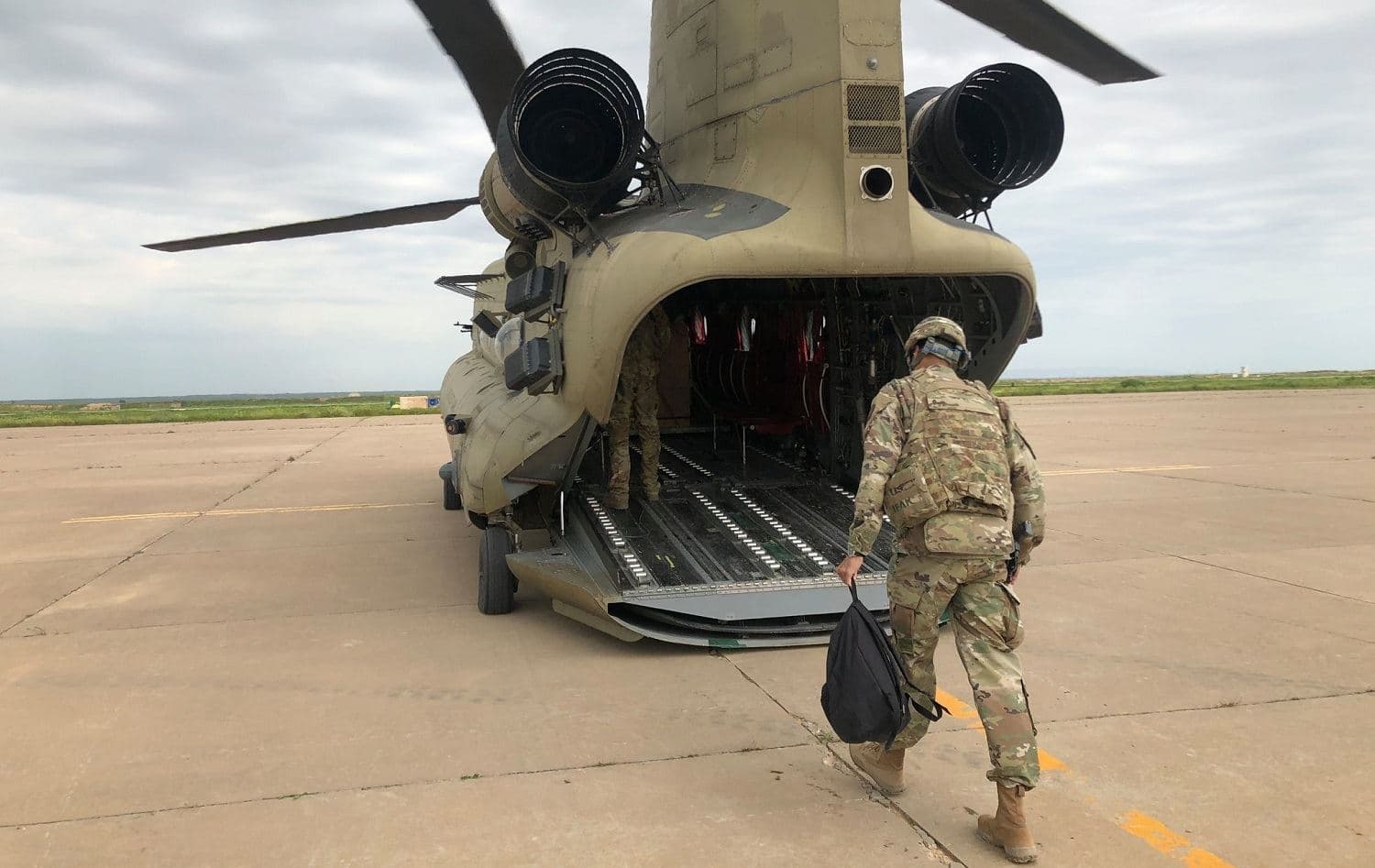 A US soldier boards an aircraft to leave Qayyarah military base, Nineveh province on March 26, 2020. Photo: Fazel Hawramy / Rudaw