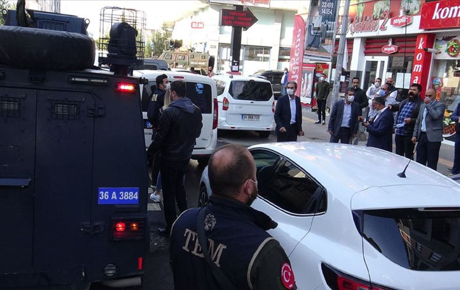 Turkish security forces outside the house of Ayhan Bilgen, former Mayor of Kars on September 25, 2020. Photo: Anadolu Agency