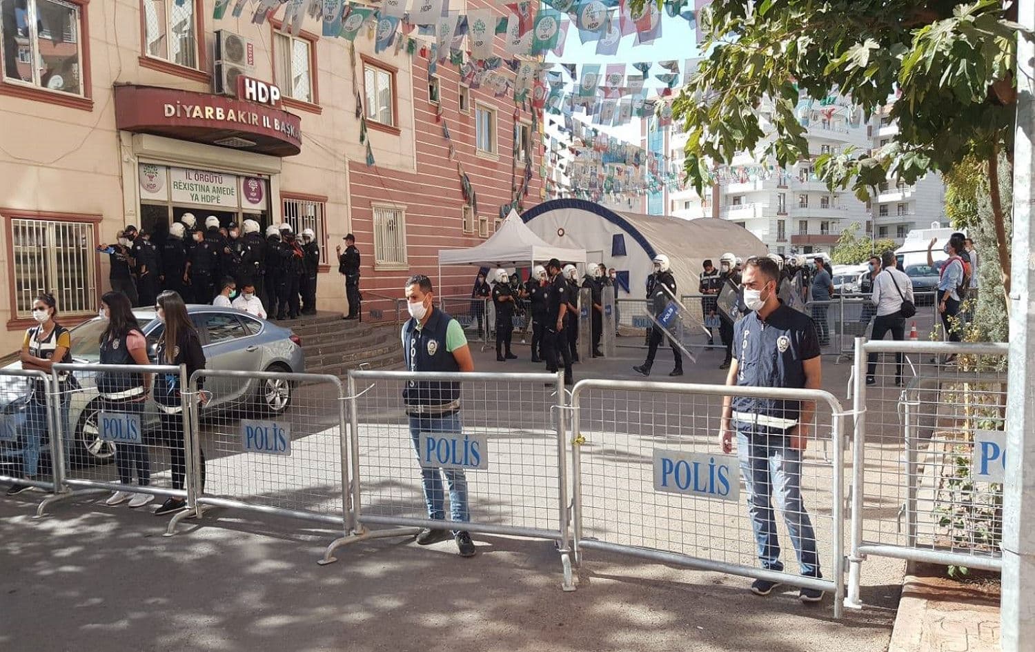 Police raid the HDP's provincial office in Diyarbakir on October 22, 2020. Photo: AA