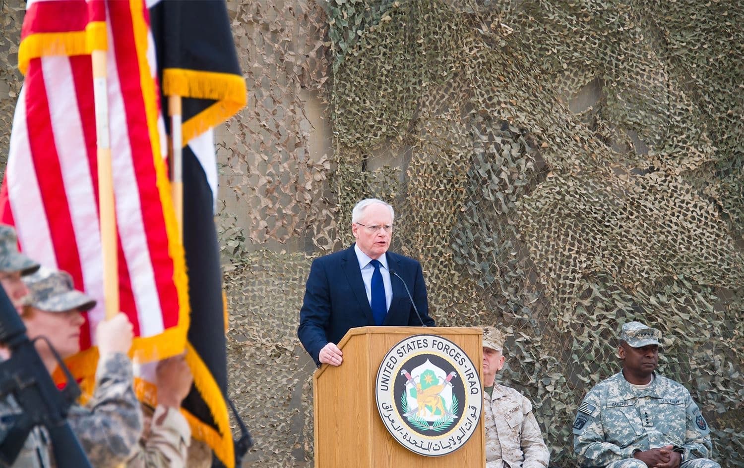ABD'nin eski Suriye Özel Temsilcisi James Jeffrey, Aralık 2011'de Irak'ın başkenti Bağdat’ta bulunan Sather Hava Kuvvetleri Üssü'nde orduya konuşma yapmıştı. Foto: ABD Ordusu / John D. Helms