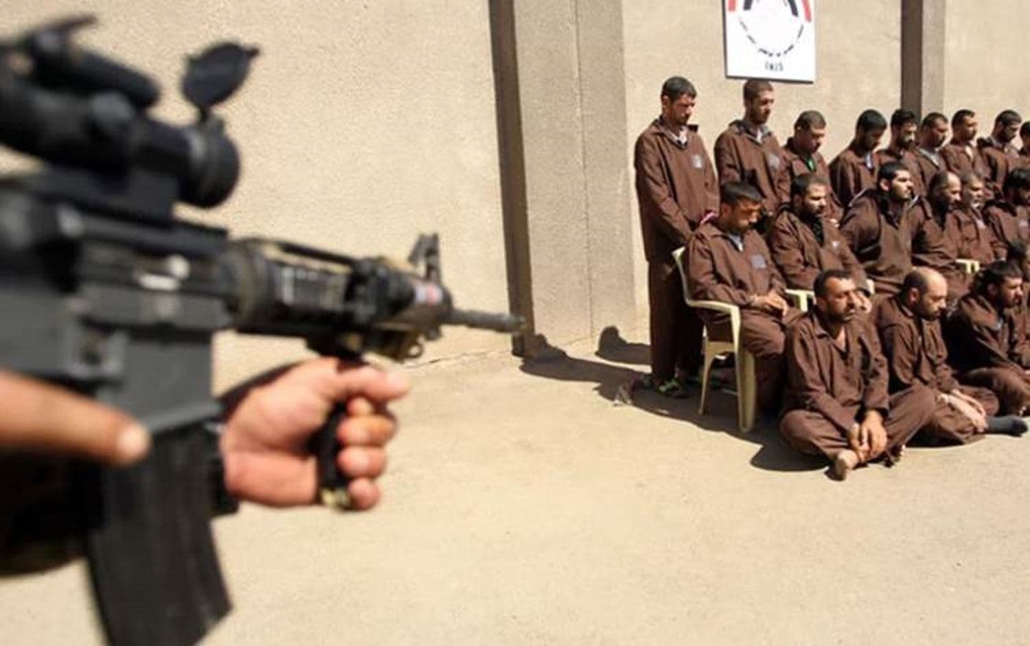 An Iraqi soldier guards 31 suspected ISIS members at the Iraqi intelligence service's headquarters in Baghdad, March 16, 2015. File photo: Ali al-Saadi / AFP