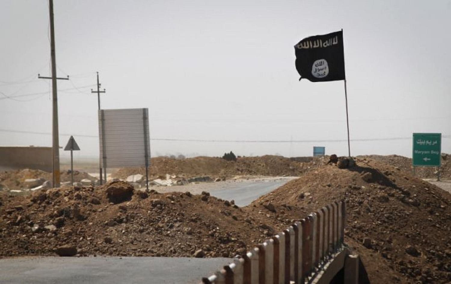 An ISIS flag is seen at the frontline between Kirkuk and Tikrit on September 11, 2014. File photo: AFP