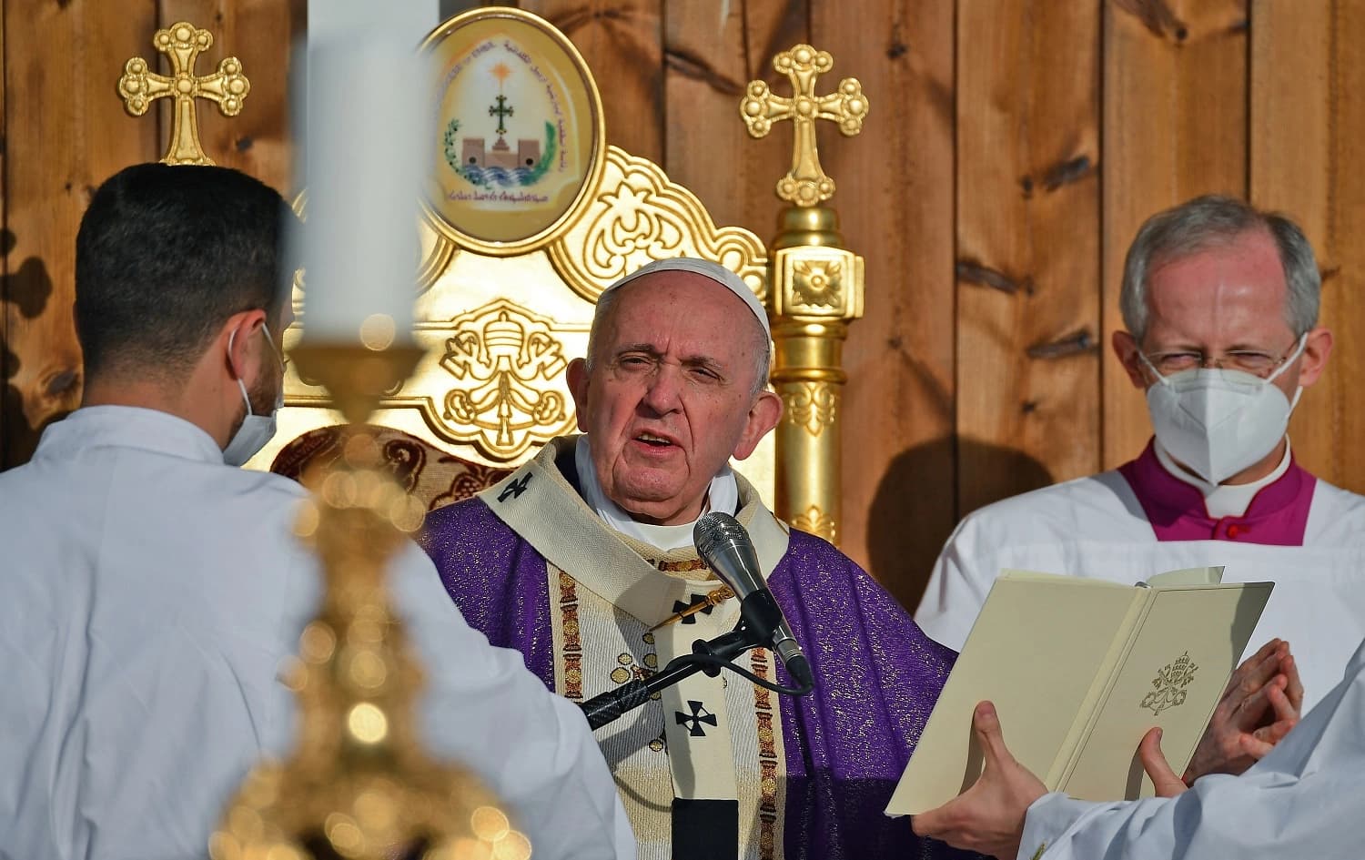 Pope Francis prays during mass at the Franso Hariri Stadium in Erbil, on March 7, 2021.Photo: Vincenzo Pinto / AFP