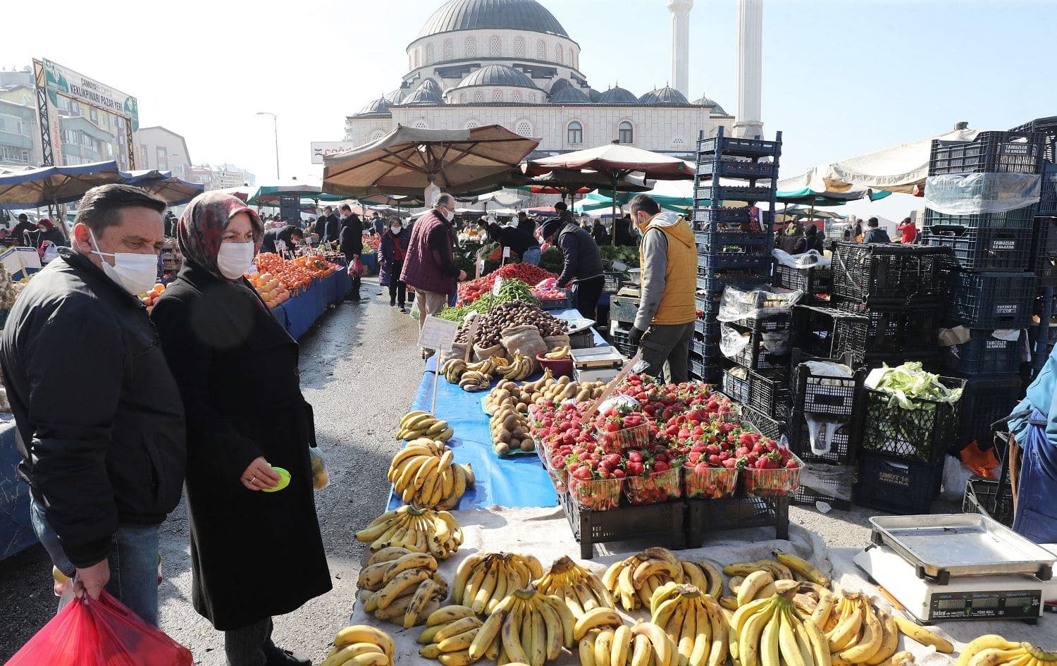 People wearing protective masks shop at a local market on February 22, 2021. Ankara residents shop in the open markets although more and more Turks are finding it difficult to cope with growing poverty and the sometimes daily rise in prices. Photo: Adem Altan/AFP