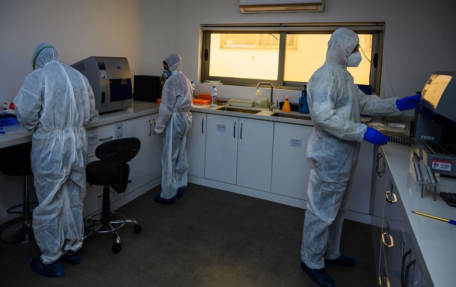 Medical staff analyse test samples at a lab in Erbil in March 2020. Photo: Bilind T. Abdullah / Rudaw