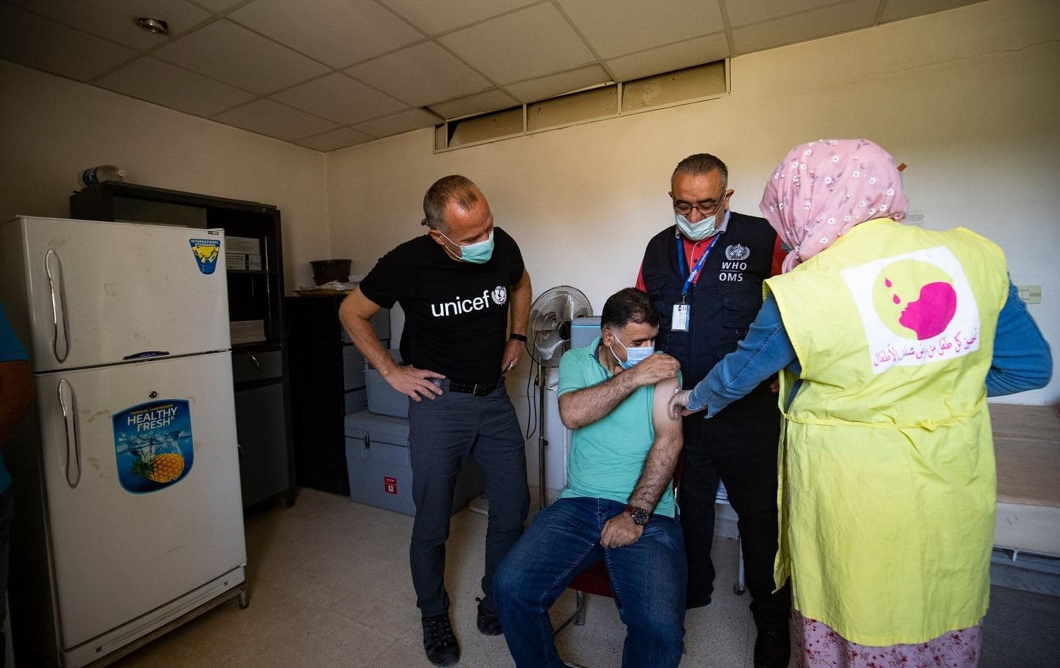 A health worker in Qamishli receives a coronavirus vaccine on May 5, 2021. Photo: UNICEF