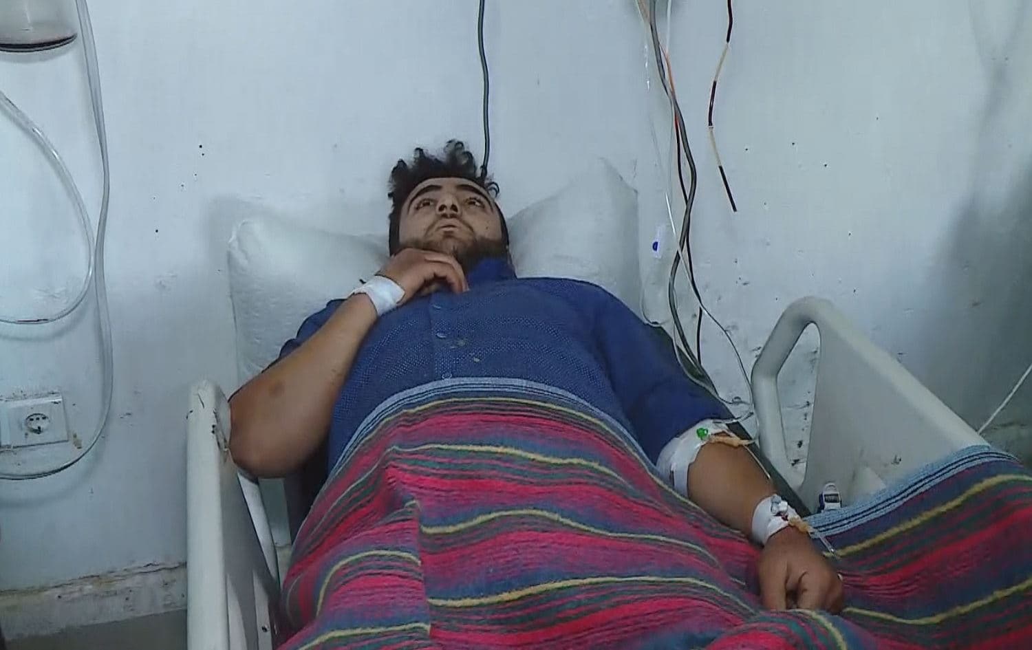 Hassan Muhsin, injured in Turkish shelling in the Zakho region, lies in a Duhok hospital bed on May 26, 2021. Photo: Rudaw