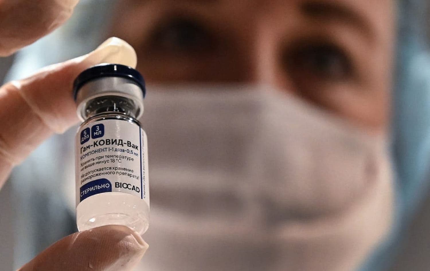  A medical worker holds a vial with Russia's Sputnik V (Gam-COVID-Vac) vaccine against the coronavirus disease. Photo: AFP