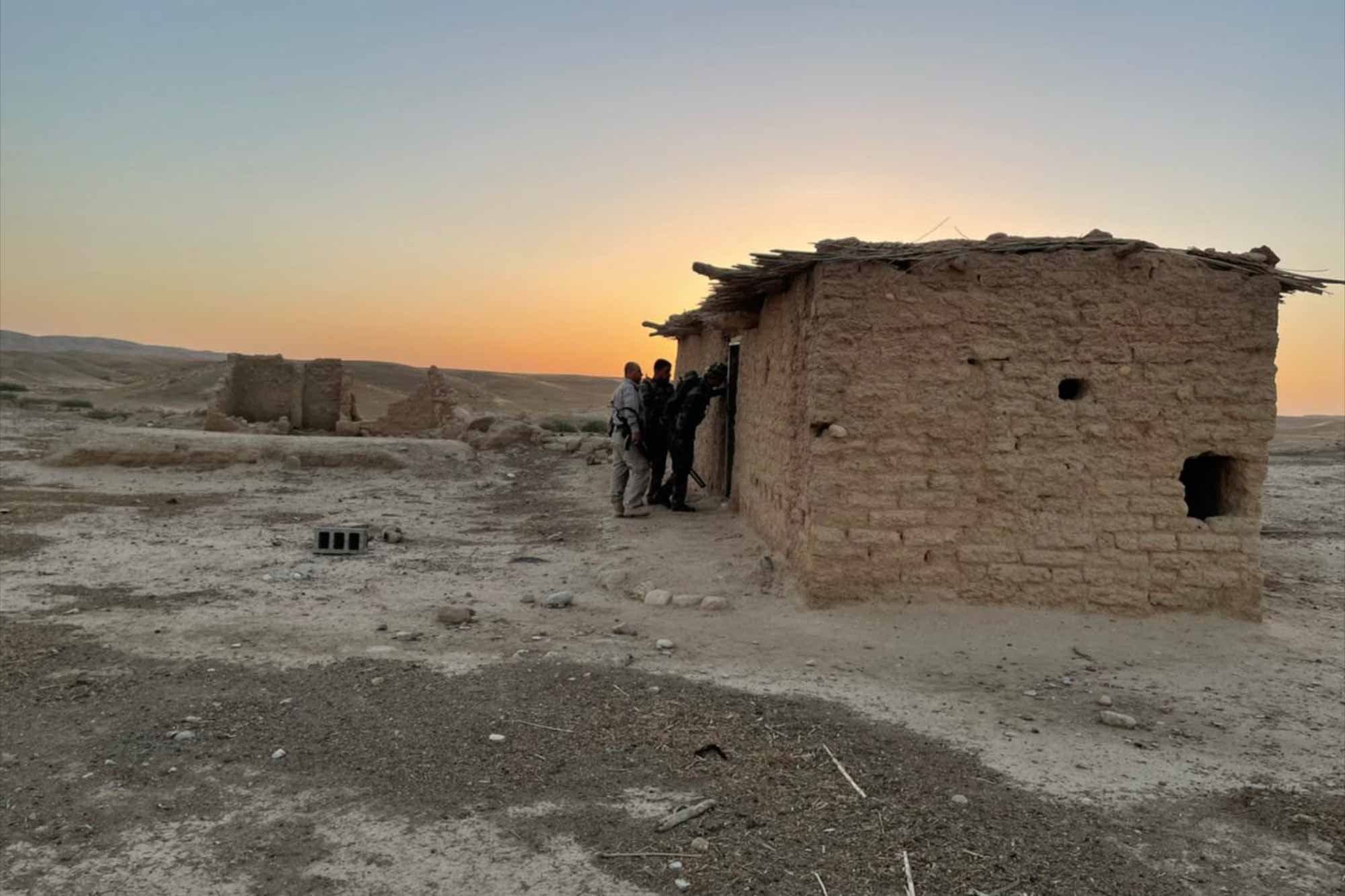 پێشمەرگە لە خانوویەکدا بەدوای چەکدارانی داعشدا دەگەڕێن