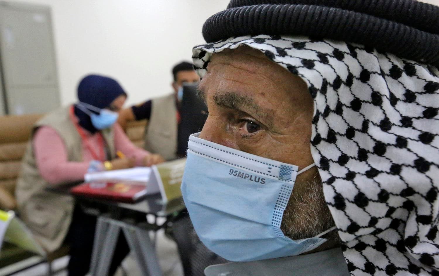 Families of Iraqis whose bodies were found in mass graves in the village of Badush, northwest of Mosul, wait to give blood to forensic experts on June 9, 2021 in Baghdad. Photo: Sabah ARAR / AFP