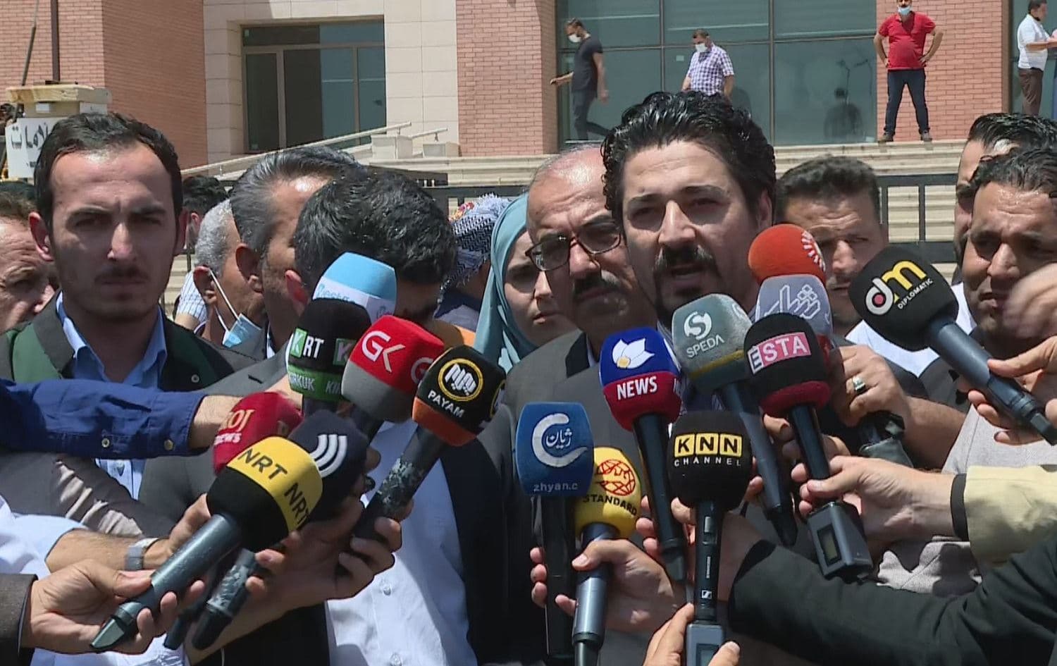 Member of Parliament Karwan Gaznay speaks to media in front of an Erbil courthouse on July 13, 2021. Photo: Rudaw