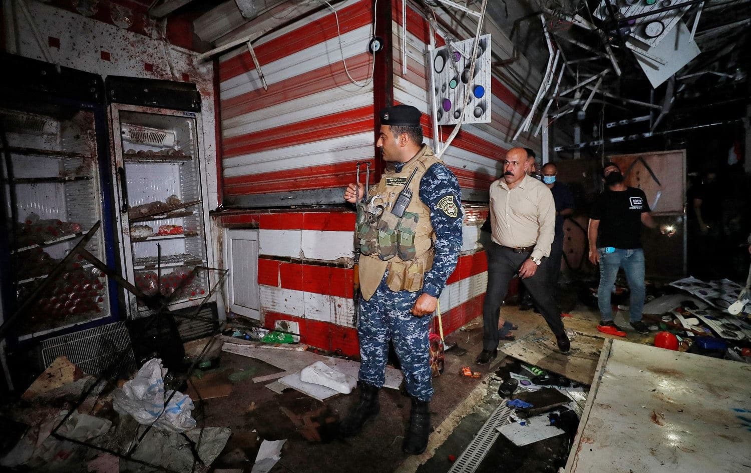Iraqis inspect the site of the explosion in a popular market in Sadr City, east of Baghdad, on July 19, 2021. Photo: Ahmad al-Rubaye/AFP
