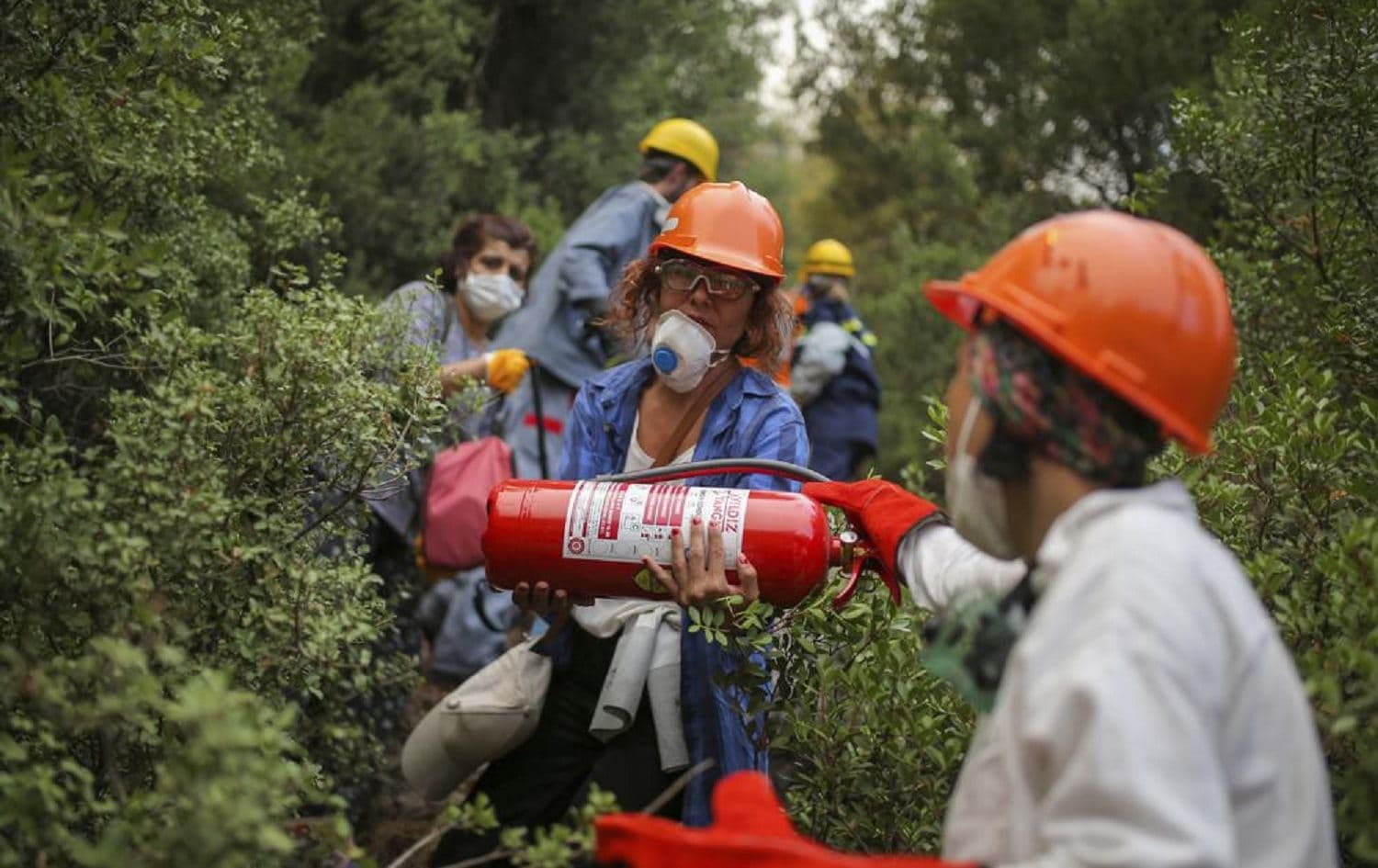 Turkish volunteers head to fight wildfires in Turgut village, near tourist resort of Marmaris, Mugla, Turkey, on August 4, 2021. Photo: Emre Tazegul/AP