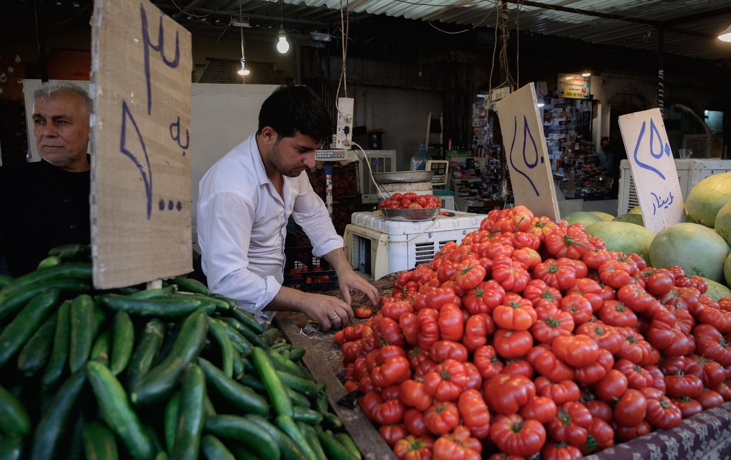 A vendor sells tomatoes at a market in the Kurdistan Region. File photo: Bilind T. Abdullah/Rudaw