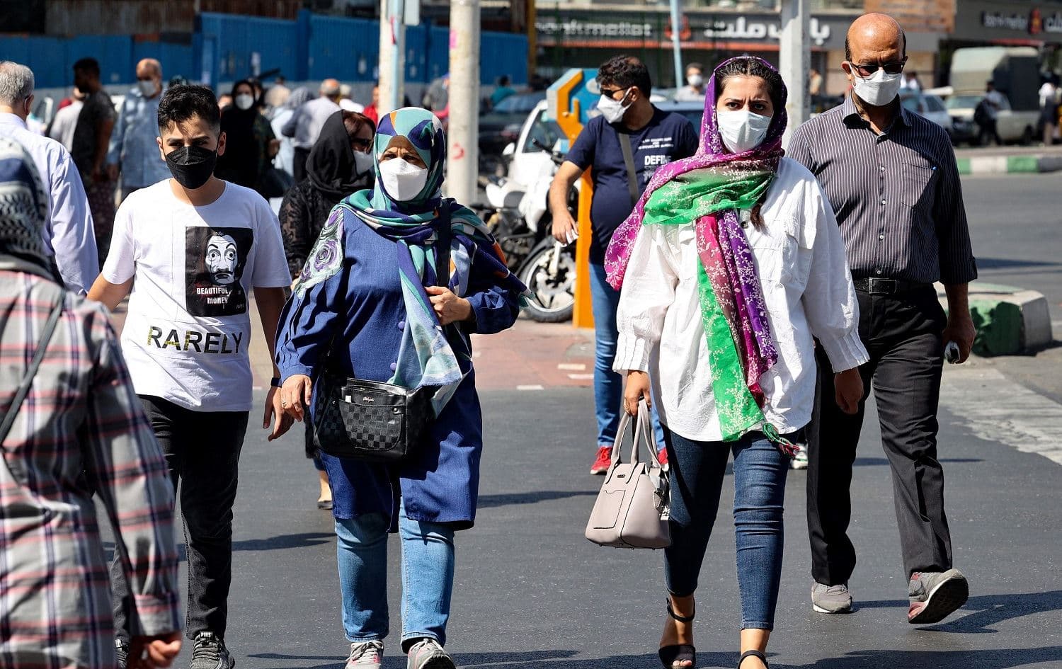 Iranians, mask-clad due to the coronavirus pandemic, shop in Tehran on September 18, 2021. Photo: Atta Kenare/AFP