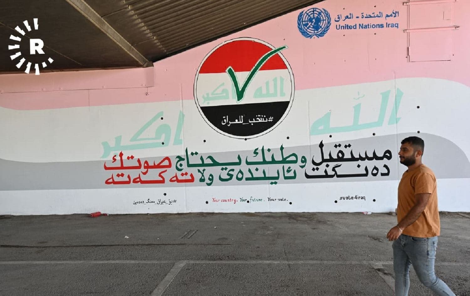 A man walks past a mural in Baghdad urging people to vote in Iraq's October 10 parliamentary election, on September 20, 2021. Photo: Bilind T. Abdullah/Rudaw