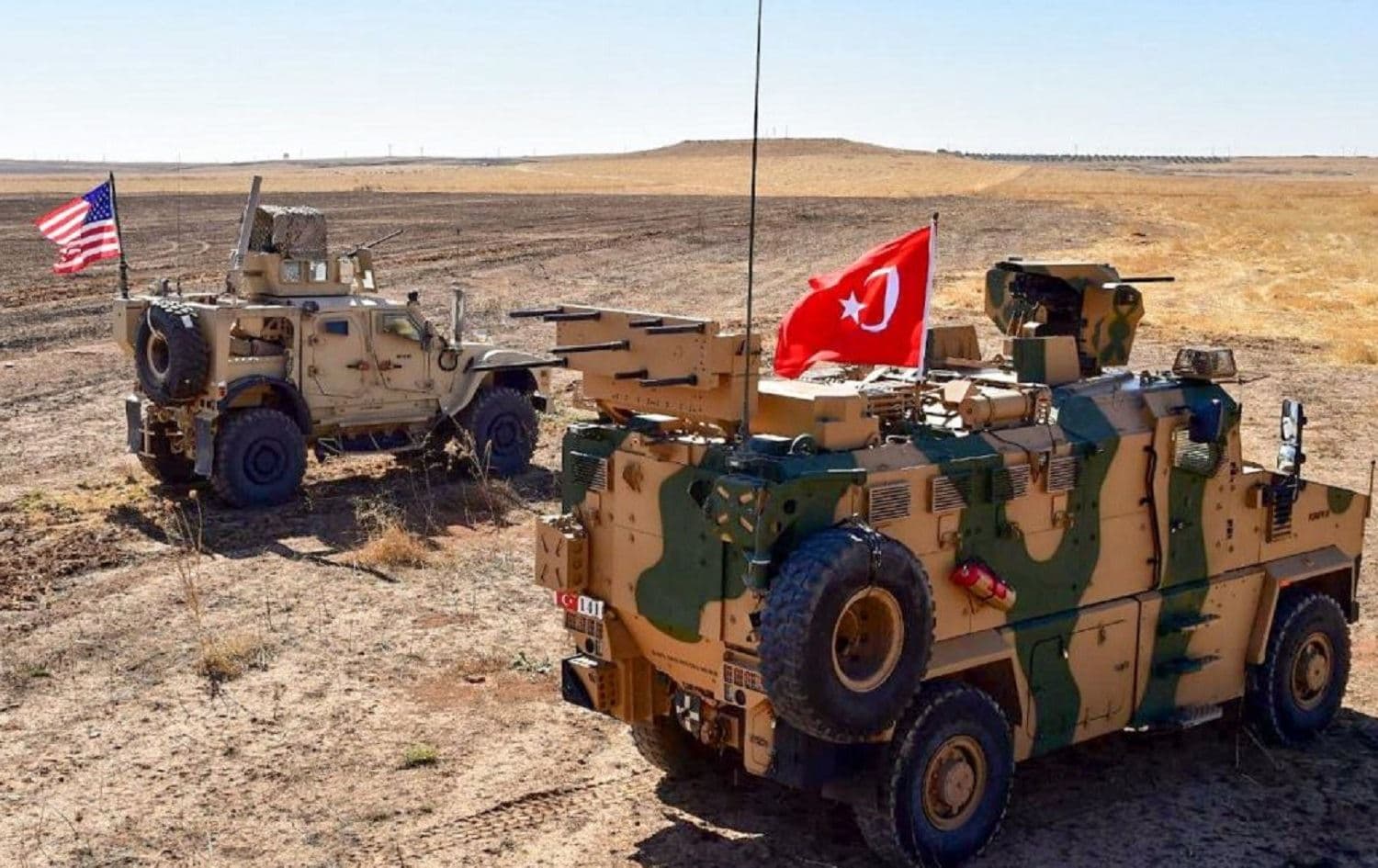 Wesayîtên serbazî yên Amerîka û Tirkiyê li nav axa Rojavayê Kurdistanê (Wêne: Wezareta Berevaniya Tirkiyê/Twitter)