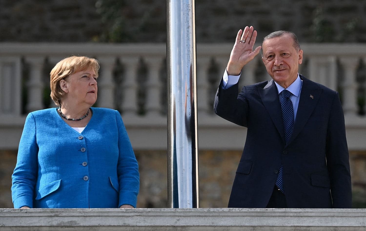 Turkish President Recep Tayyip Erdogan (R) waves as German Chancellor Angela Merkel (L) looks on as they pose in Istanbul on October 16, 2021. Photo: Ozan Kose/AFP