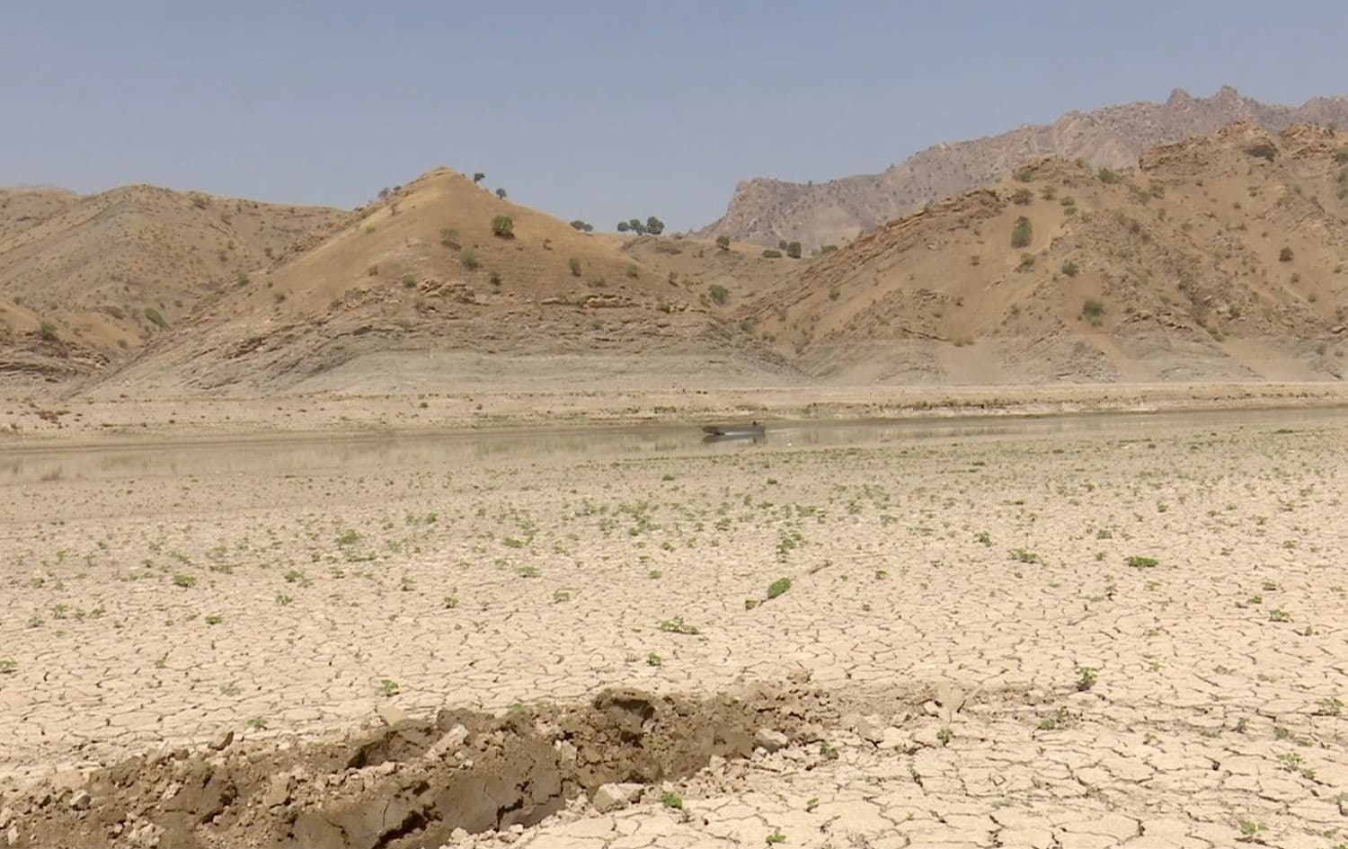 The dry riverbed of the Sirwan runs through Halabja province, on June 30, 2021. Photo: screengrab/Rudaw