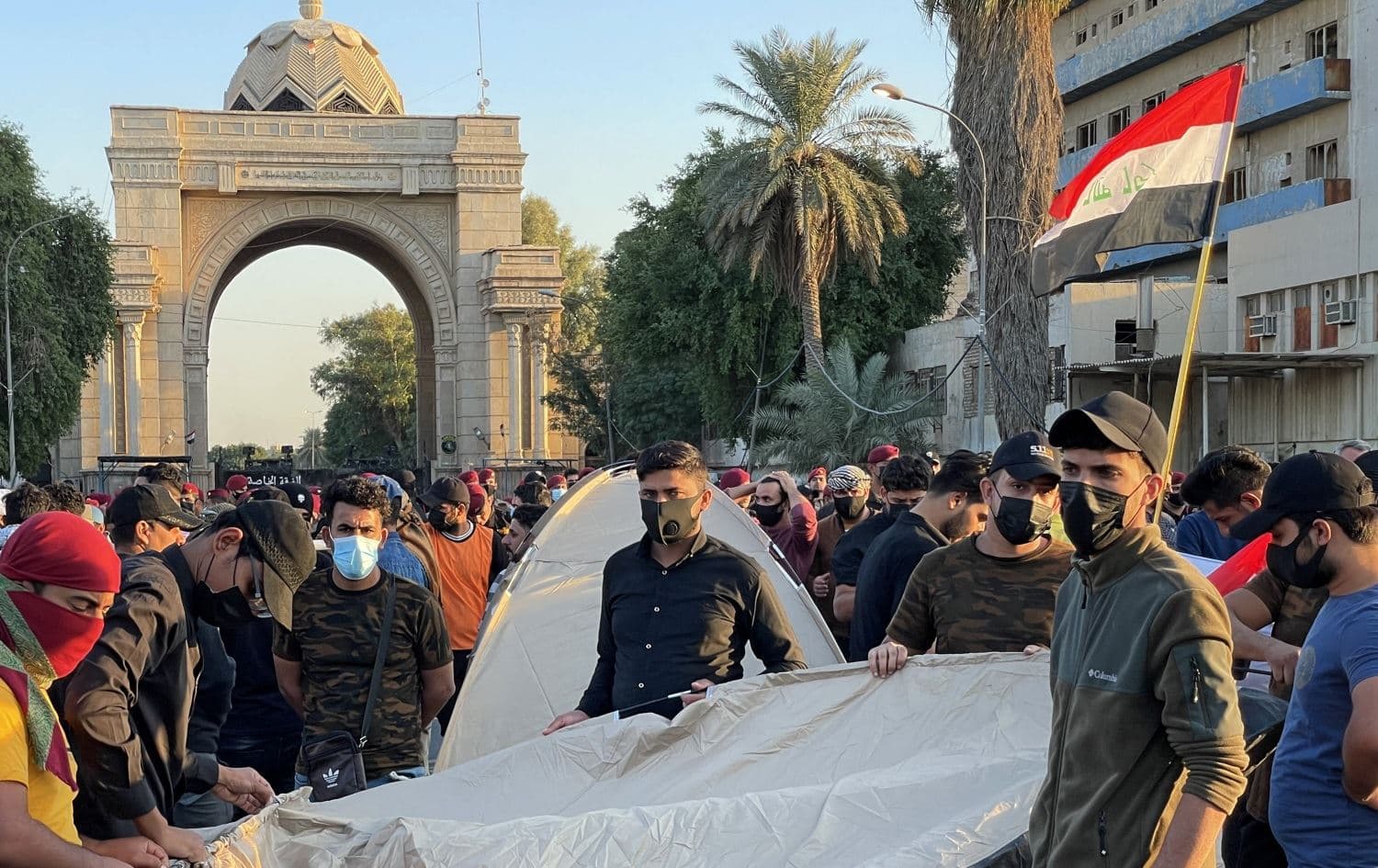 Supporters of the Hashd Shaabi paramilitary alliance set up tents outside the Green Zone in the Iraqi capital Baghdad on November 12, 2021. Photo: AFP