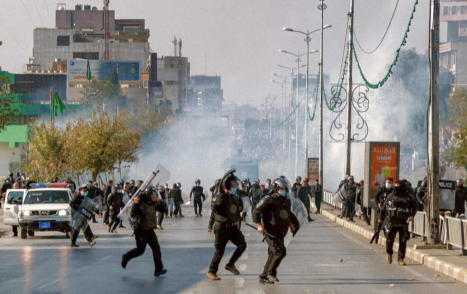 Iraqi riot police try to disperse a protest by university students demanding the payment by the government of monthly allowances on November 23, 2021 in Sulaimani. Photo: Shwan Mohammed/AFP