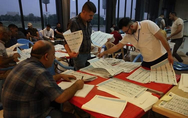 Employees of Iraq's Independent Electoral Commission conduct a manual count of votes following the parliamentary elections in Baghdad's Green Zone area on October 13, 2021. Photo: Ahmad al-Rubaye/ AFP