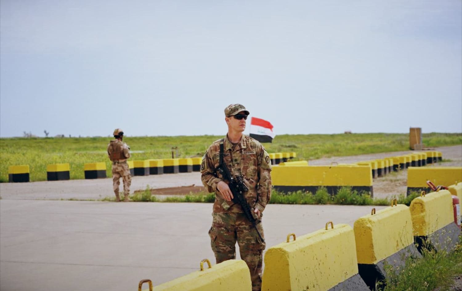 A US and Iraqi soldier at Qayyarah military base in south of Mosul on March 26, 2020, the day the base was handed over to Iraqi security forces. Photo: Fazel Hawramy/Rudaw
