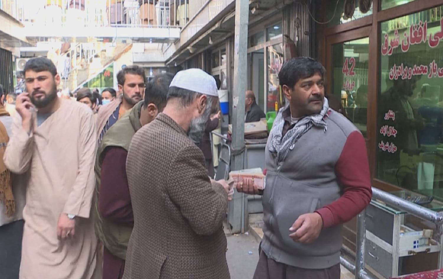 دابەزینی بەهای دراوی ئەفغانی؛ بەشێک لە خەڵکی کەلوپەلی ماڵەکانیان بۆ خۆراک دەفرۆشن