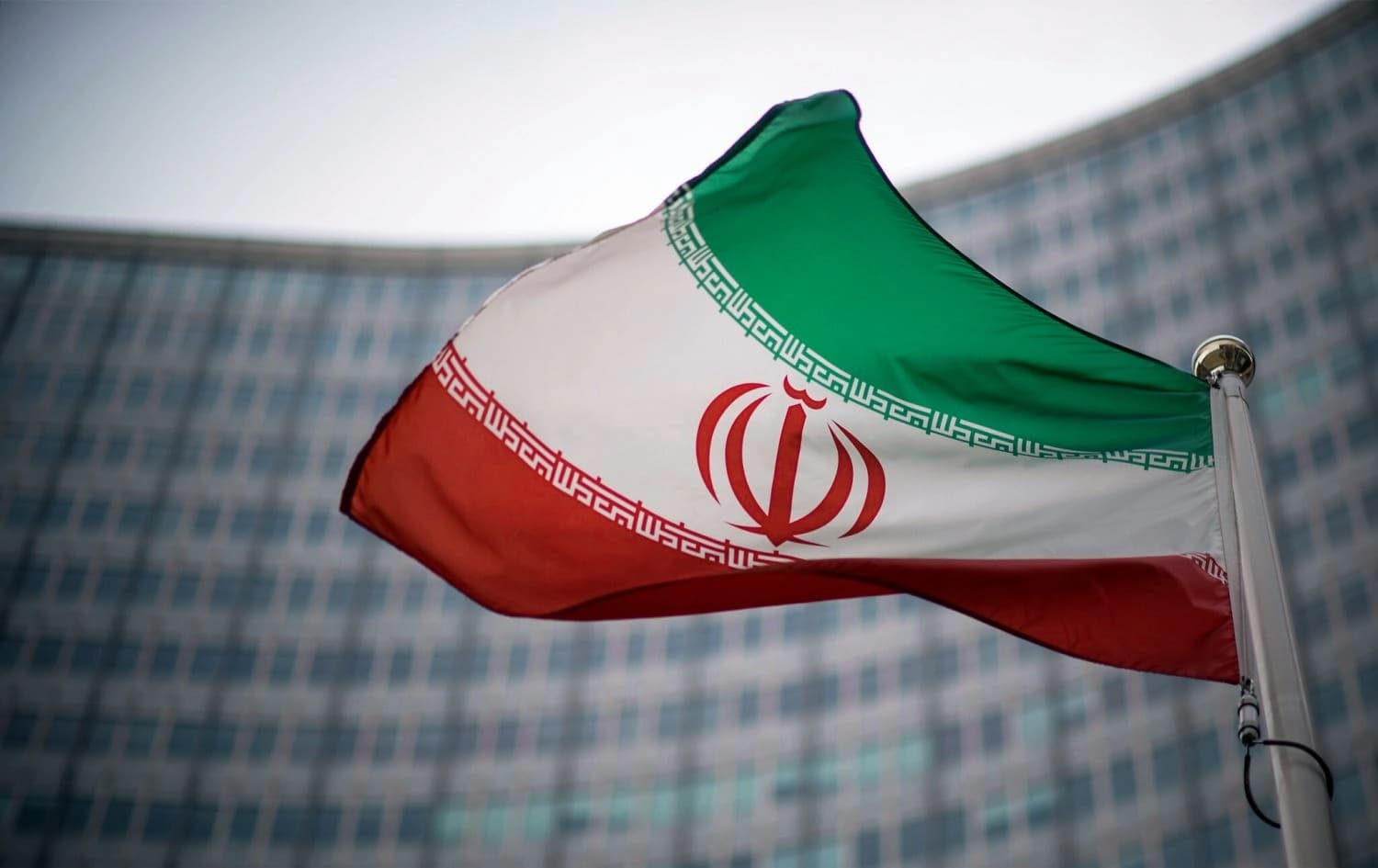 A national flag of Iran waves in front of the building of the International Atomic Energy Agency, IAEA, in Vienna, Austria, Friday, Dec. 17, 2021. Photo: AP
