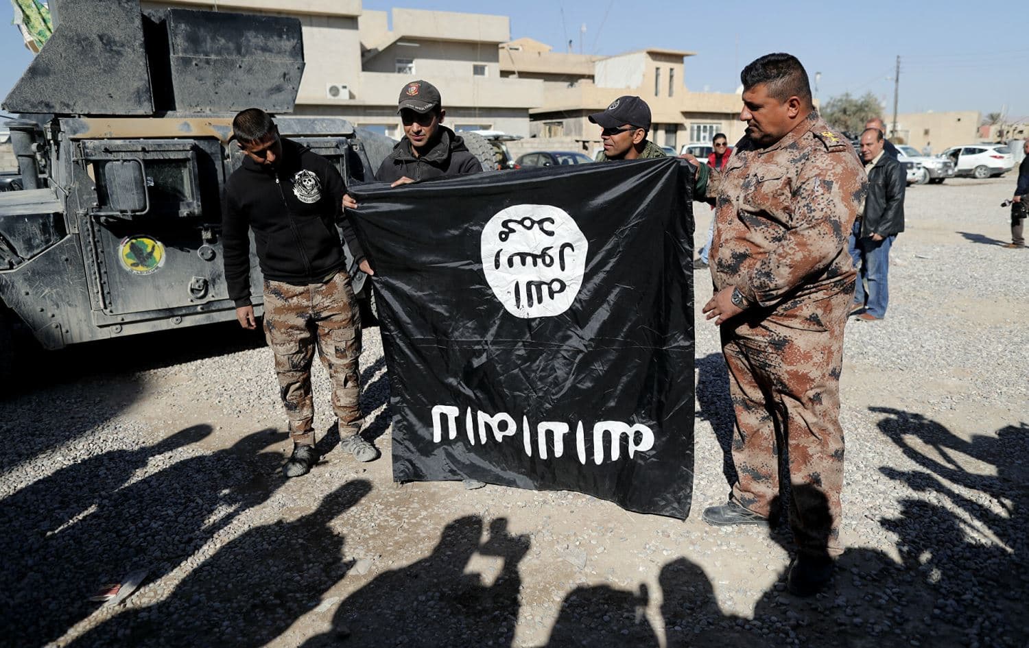 Iraqi soldiers hold an upside down Islamic State (ISIS) flag in Mosul on November 23, 2016. File photo: AFP 