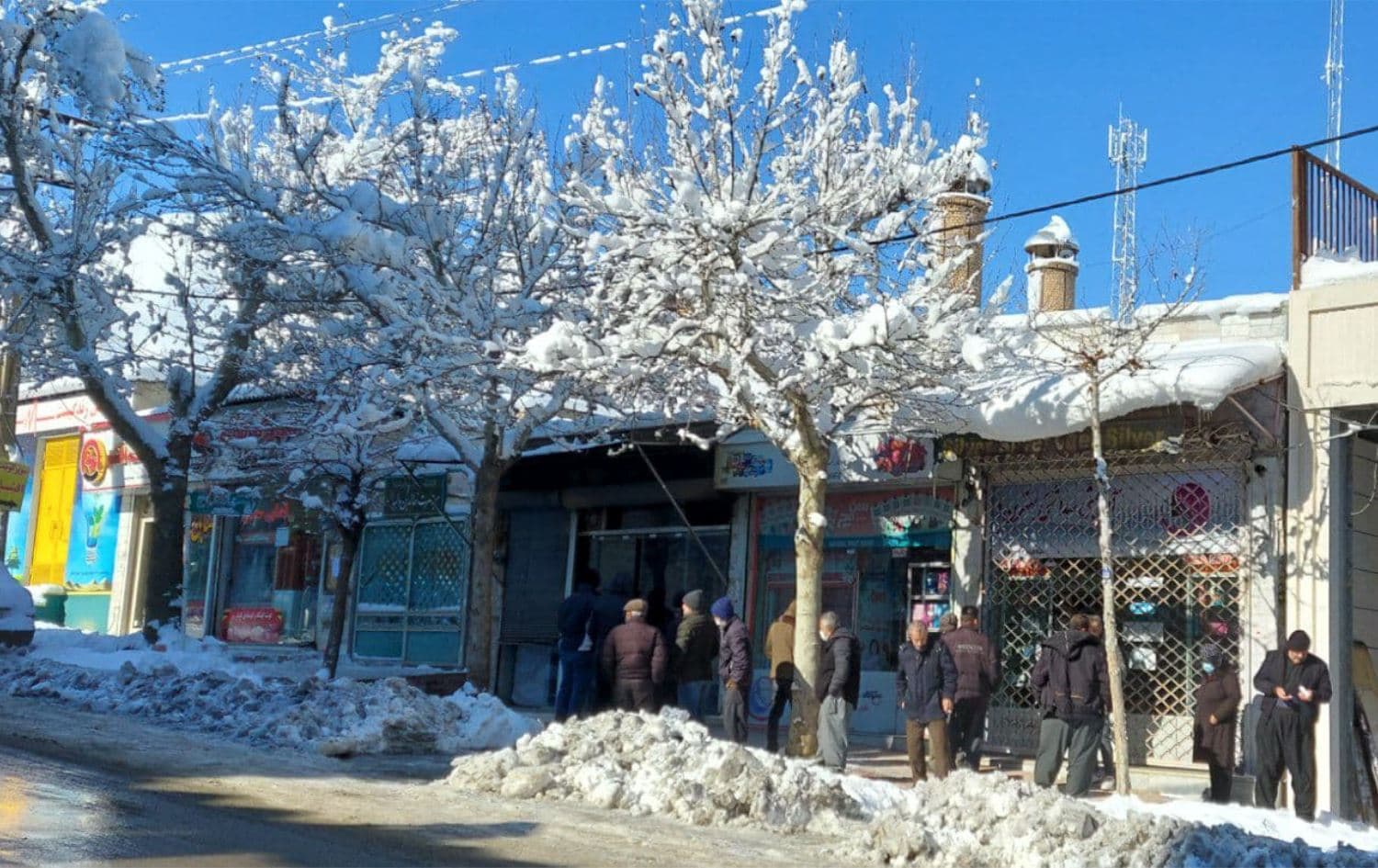 People lining up to buy bread in Sina on January 19, 2022. Photo: Jabar Dastbaz/Rudaw